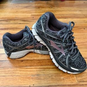Brooks Adrenaline GTS 17 Running Shoes! Size 7